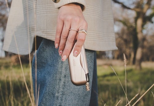 Photo of the Kiwi vapor kit in one hand