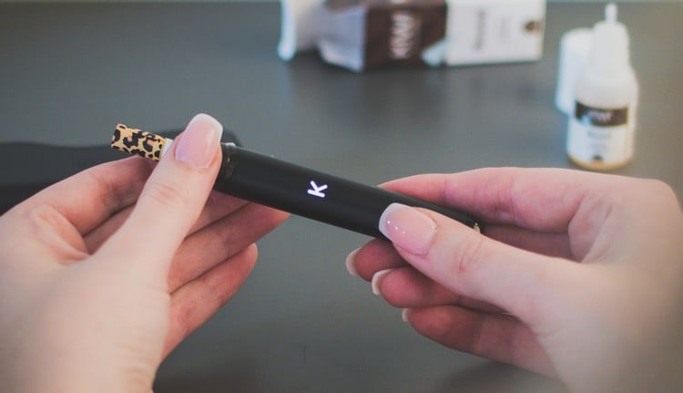 E-Zigarette Kiw pen in der Hand