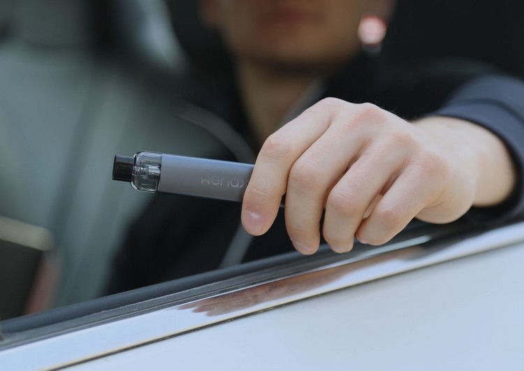 Handling the Wenax k1 electronic cigarette